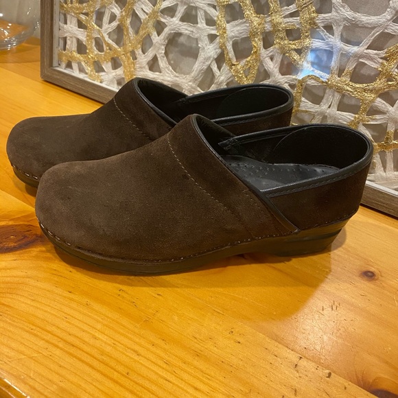 Dansko Brown Clog Women's EUR Sz 39 / U.S. 8.5-9. - Picture 2 of 5